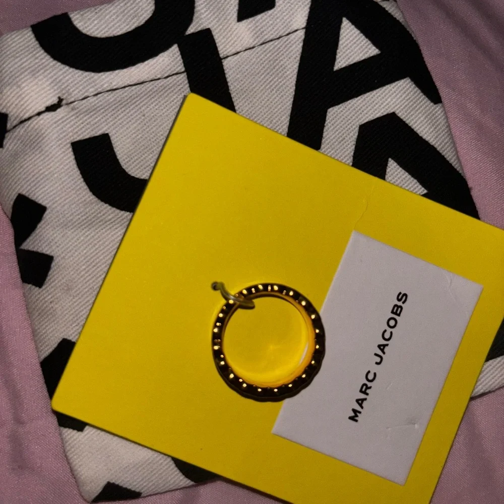 Marc Jacobs Cream and Gold Logo Ring Size 7 - Picture 3 of 4